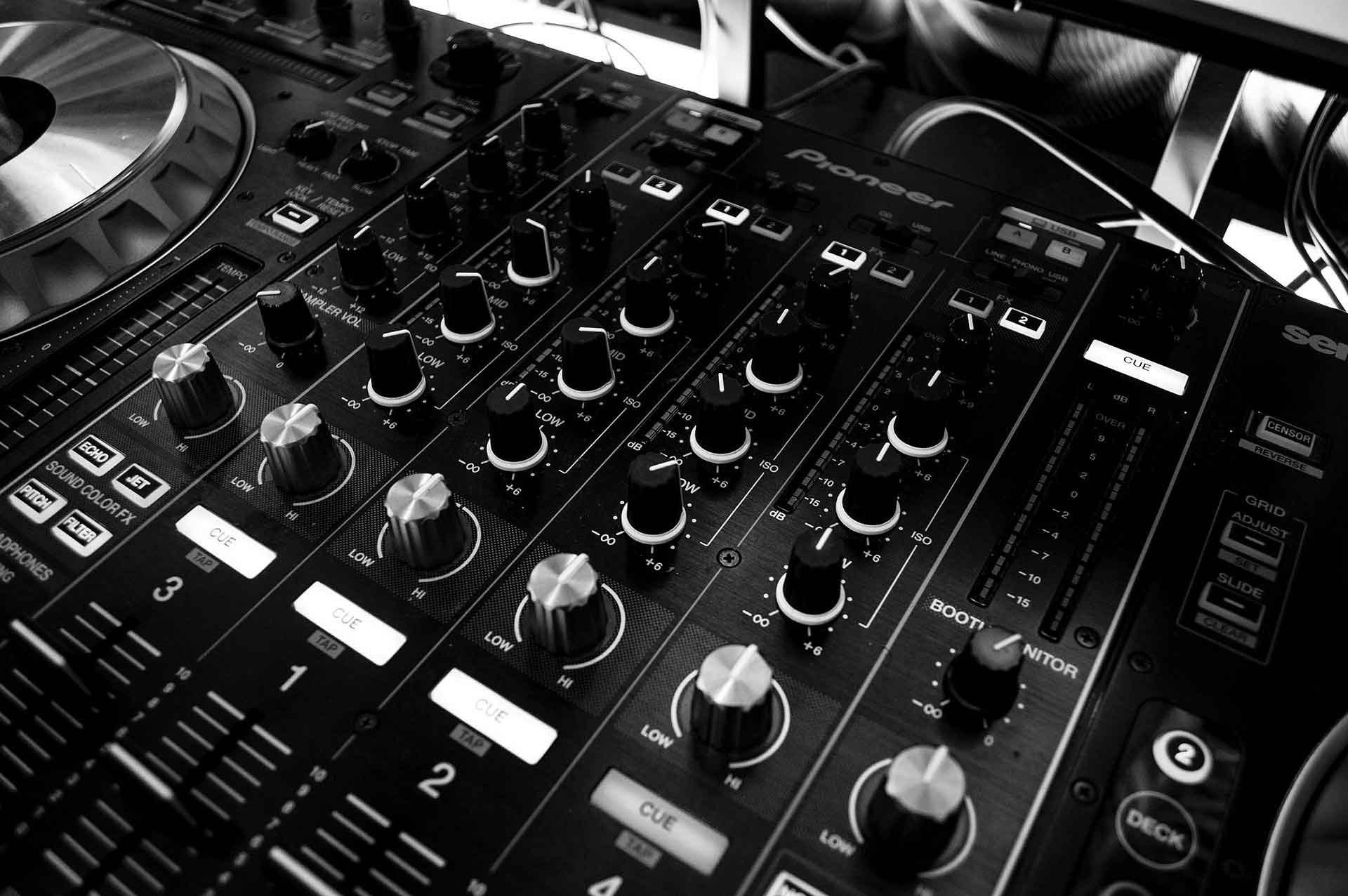 Hire a Professional Sydney DJ for Your EOFY Party