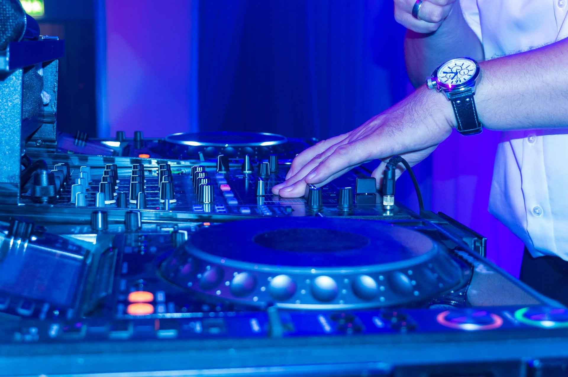 The Best Choice for an Upper North Shore Mobile DJ