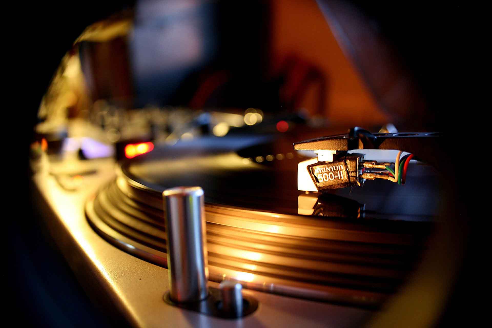 How to Book the Perfect DJ for a 50th Birthday in Sydney